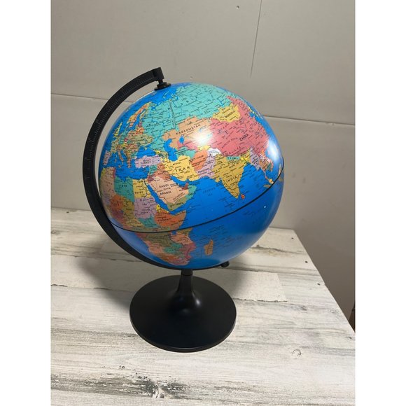 World globe that spins and has stand - Picture 1 of 3